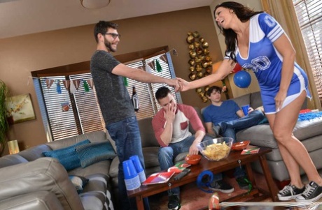 Милфа брюнетка ублажает пару друзей-хипстеров своего сына 3