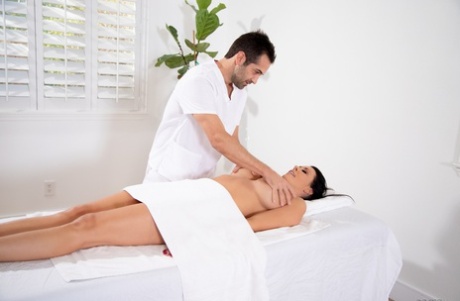 Брюнетка Рейган Фокс получает сперму на свои большие сиськи после секса с массажистом 4