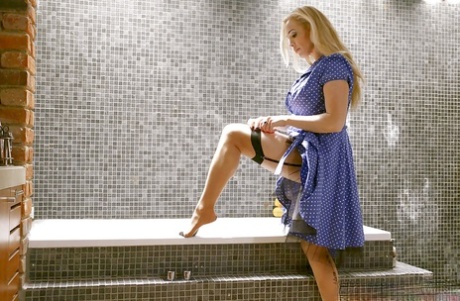 Коренастая блондинка милфа обнажает огромную грудь после раздевания в общественном душе 2