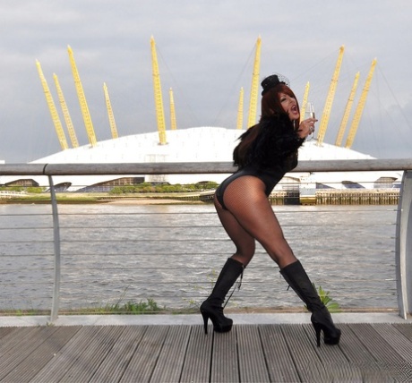 Три распутные зрелые сучки нарядились в извращенное, провокационное нижнее белье и начали 9