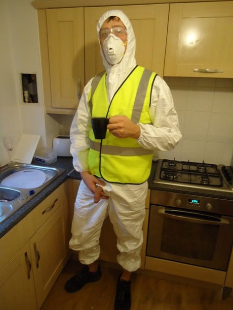 Белокурая милфа Ребекка Мор слизывает сперму с пола после отсоса рабочему-строителю 4