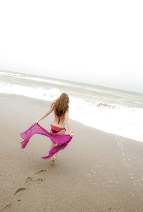 Потрясающая мокрая красотка Реми показывает свое красивое тело на пляже 2