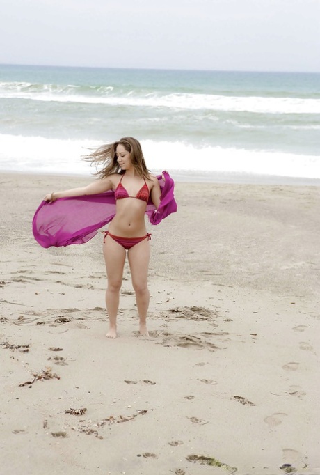 Потрясающая мокрая красотка Реми показывает свое красивое тело на пляже 1