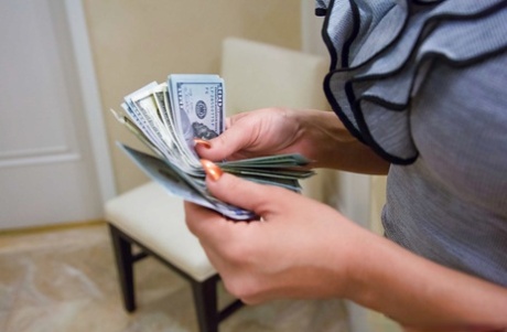 Секс-работница Ришель Райан одевает большую попу в чулки и туфли на высоких каблуках 3