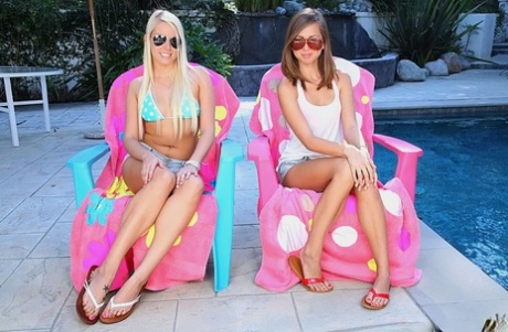 Очаровательная молоденькая красотка в солнцезащитных очках Ванесса Кейдж позирует со своей подругой на открытом воздухе 1