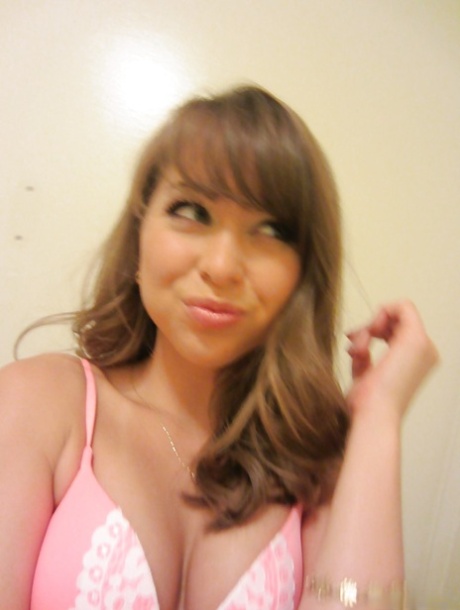 Одетая молоденькая Райли Рид делает несколько сексуальных селфи в туалете 5