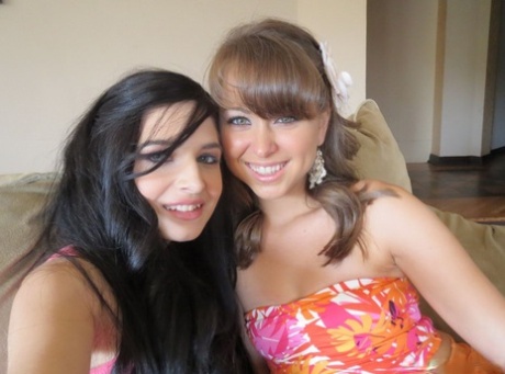 Группа возбужденных девушек-подростков в трусиках делают минет и покрываются спермой 1