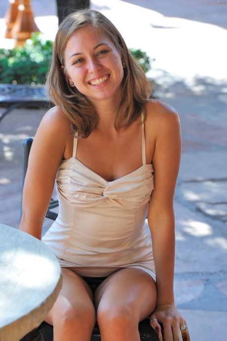 Симпатичная девушка-подросток показывает свою эксгибиционистскую сторону, разгуливая обнаженной на публике 3