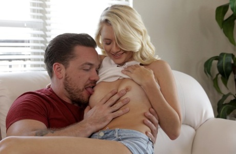 Блондинка-прядильщица Райли Стар кончает на плоский живот после траха 2