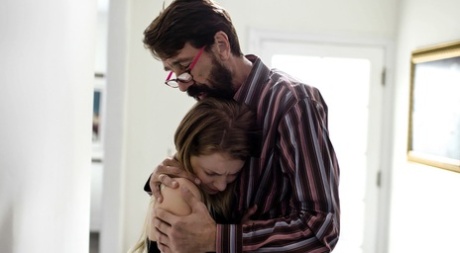 Молодую блондинку Райли Стар утешает и трахает ее отчим 5