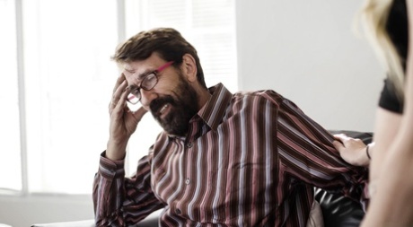 Молодую блондинку Райли Стар утешает и трахает ее отчим 6