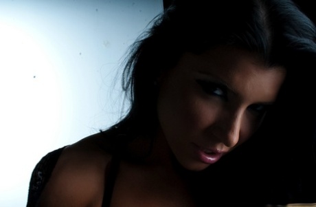 Темноволосая милфа Роми Рейн снимает шорты с попой во время сольного действия 5