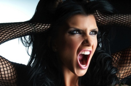 Темноволосая милфа Роми Рейн снимает шорты с попой во время сольного действия 3