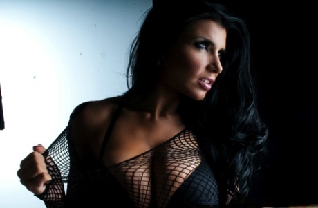 Темноволосая милфа Роми Рейн снимает шорты с попой во время сольного действия 4