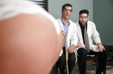 Пожилая блондинка Райан Коннер занимается анальным сексом в жестком двойном проникновении с врачами 2