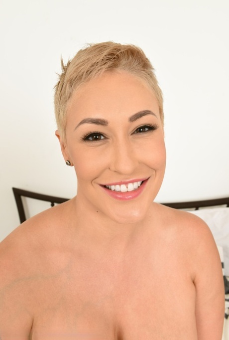 Дама старше 30 лет с короткой стрижкой Райан Кили снимает нижнее белье, чтобы позировать обнаженной на кровати 12