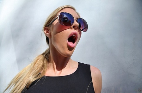 Восхитительная блондинка Саманта Сент позирует полностью одетой и снимает юбку 11