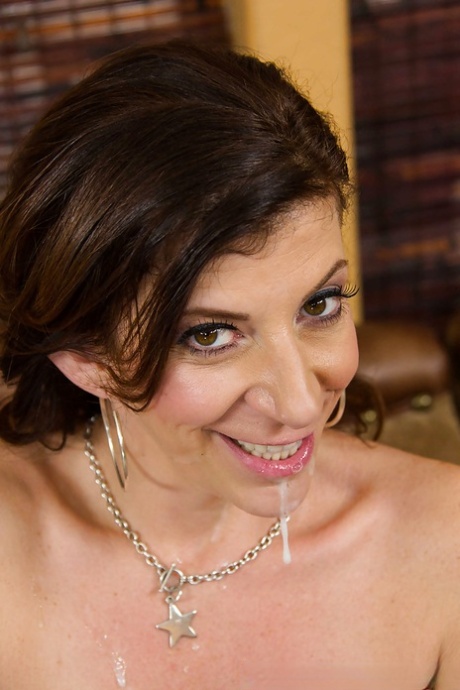 Мама-брюнетка с большими сиськами Сара Джей сосет и глотает сперму 14