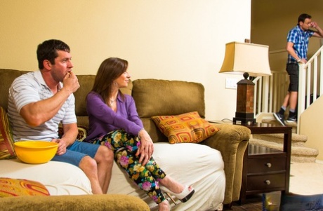 Грудастая женщина средних лет Сара Джей занимается сексом на диване с парнем из колледжа 1