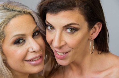 Бисексуальные учительницы Алисса Линн и Сара Джей занимаются сексом втроем со студентом мужского пола 16