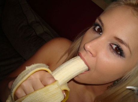 Сексуальная красотка с огромными сиськами Сара Ванделла раздвигает свою пизду 15