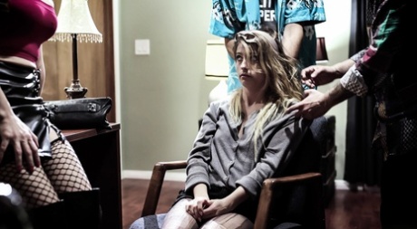 Молодые девушки участвуют в групповом сексе с родственными членами семьи 3