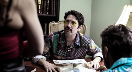 Молодые девушки участвуют в групповом сексе с родственными членами семьи 2