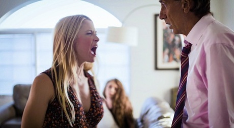 Беременная жена застает мужа за сексом со своей падчерицей 5