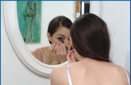 Распутная молоденькая красотка с крошечными сиськами Саша Грей ублажает твердый член 2