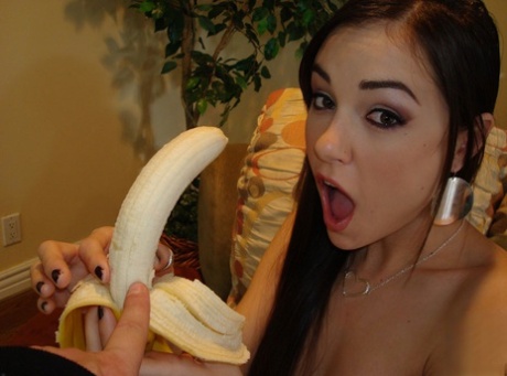 Темноволосая самка Саша Грей демонстрирует навыки глубокой глотки перед глубоким аналом 1