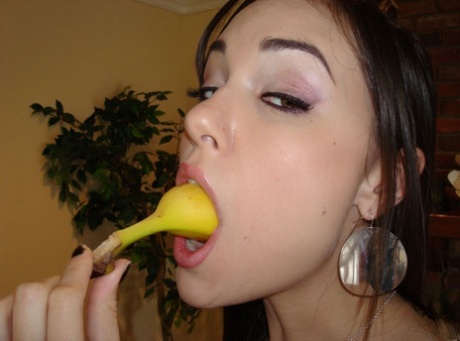 Сексуальная красотка в чулках Саша Грей показывает свое изящное тело и киску 14