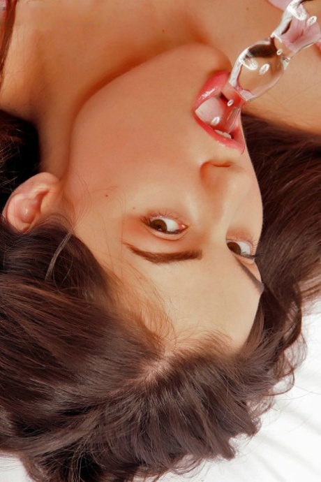 Возбужденная шлюха Саша Грей лижет свой фаллоимитатор, прежде чем вставить его в свою раздвинутую киску 13