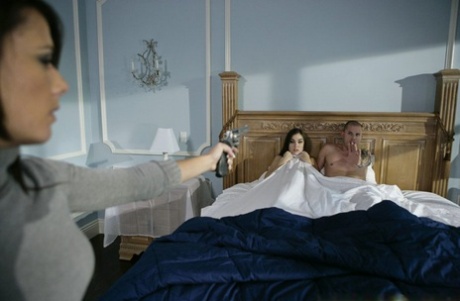 Распутную жену Сашу Грей трахают в пизду твердым членом 15