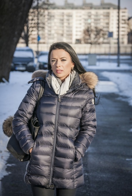 Любительская милфа Шалина Дивайн ласкает свою киску перед сексом большим членом 1