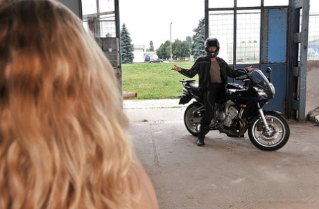 Минет от порнозвезд с большой жопой Шалины Дивайн и Мишель Мойст 1