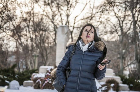 Любительская милфа Шалина Дивайн ласкает свою киску перед сексом большим членом 2