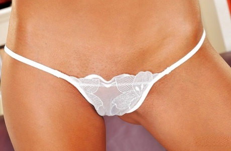 Молоденькая брюнетка Шалина Дивайн обнажает свое изящное тело 8