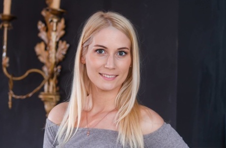 Молоденькая блондинка Шэрон Уайт обнажает свою сексуальную попку перед мастурбацией 1