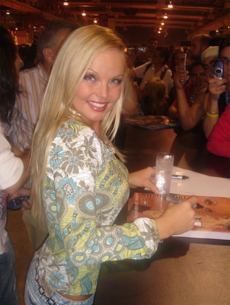 Сексуальная милфа порнозвезда Сильвия Сейнт позирует полностью одетой в джинсы и ботинки 5