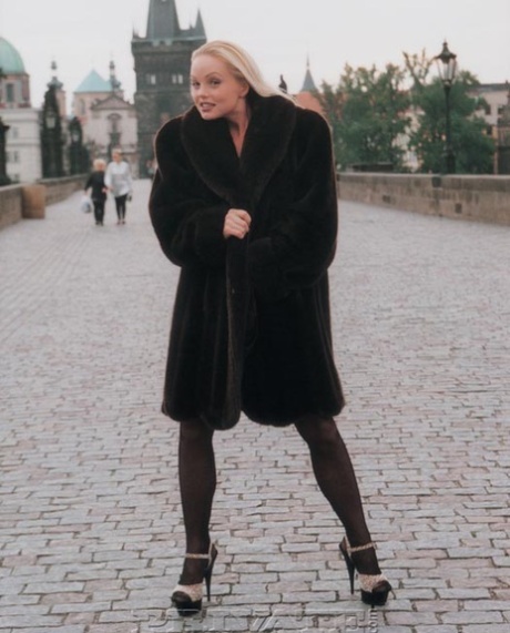 Наглая блондинка раздвигает ноги и дрочит пальцами в колготках без выреза в общественном месте 2