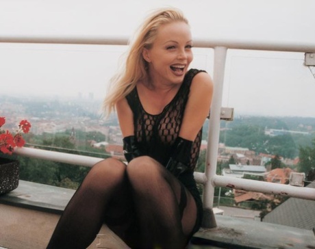 Наглая блондинка раздвигает ноги и дрочит пальцами в колготках без выреза в общественном месте 15