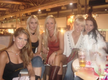 Сексуальная милфа порнозвезда Сильвия Сейнт позирует полностью одетой в джинсы и ботинки 3