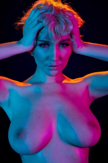 Одинокая девушка с короткими волосами Скай Блю показывает свои большие сиськи перед тем, как надеть стринги 8