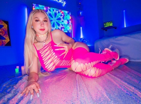 Молоденькая блондинка Скайлар Вокс с большой грудью принимает участие в сеансе траха от первого лица 3