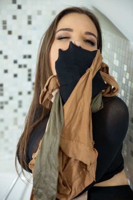 Грудастая девушка София Ли играет с дилдо, будучи одетой в колготки 11