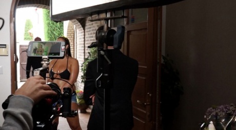 София и Чарли наслаждаются траханьем друг друга на кровати, которая, похоже, у них есть 6