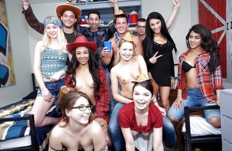 Студентка Анастасия Роуз и подружки из соседней комнаты устраивают лесбийскую оргию 3