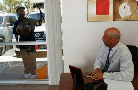 Сладострастную доставщицу с огромными сиськами Софи Ди жестко трахают 12