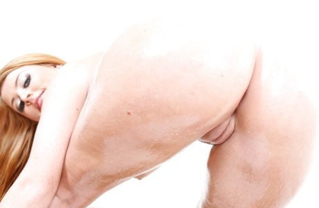 Горячая красотка Софи Ди снимает свое бикини и обнажает свою смазанную маслом попку 13