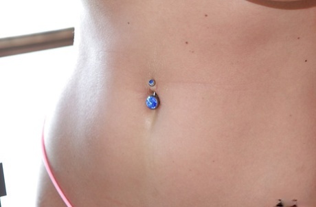 Потрясающая красотка Софи Ди обнажает свои массивные сиськи и большую задницу 12